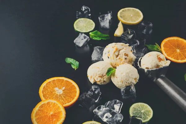 Siyah arka plan üzerine buzlu dondurma kaşık toz