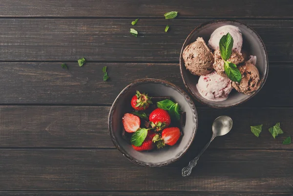 Dondurma ve ahşap üzerine çilek bölümünü