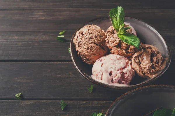 Portion of ice cream scoops with fruit on wood — Stock Photo, Image