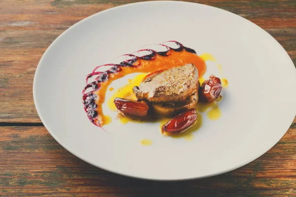 Kavrulmuş kaz ciğeri tarihi meyve ve elma ile