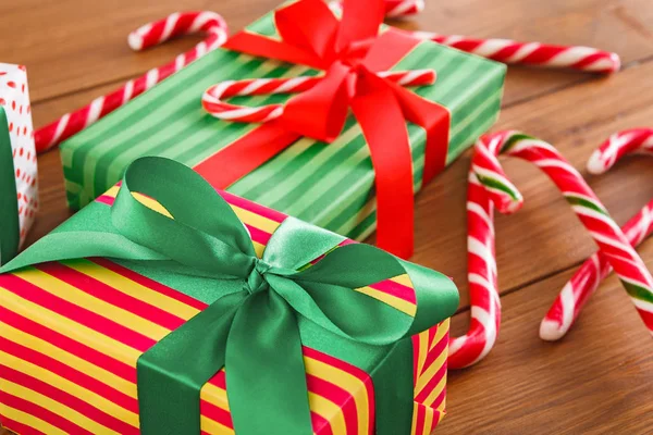 Noel hediye kutusu gri kağıdına sarılmış. Saten şerit yay, köknar dalı. Portre, kırpma.