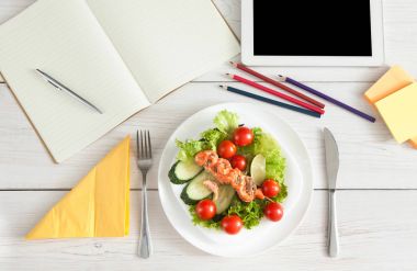 Sağlıklı bir iş öğle yemeği aperatif ofis, sebze salatası Üstten Görünüm