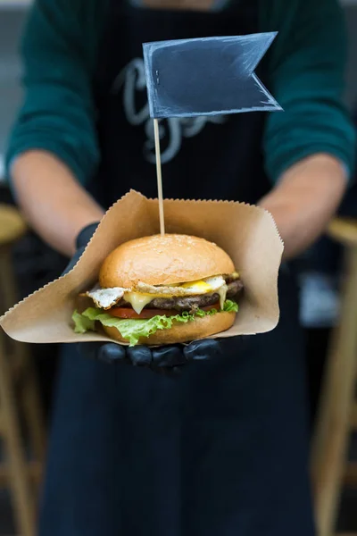 Festival de comida rápida en la calle, hamburguesa con carne —  Fotos de Stock