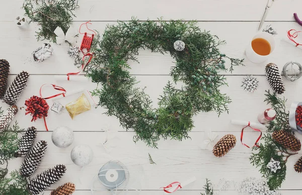 Yaratıcı DIY hobi. El yapımı craft Noel dekorasyon, süsleme ve çelenk