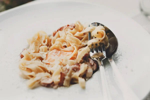 Traditional italian pasta carbonara with bacon and egg — Stock Photo, Image