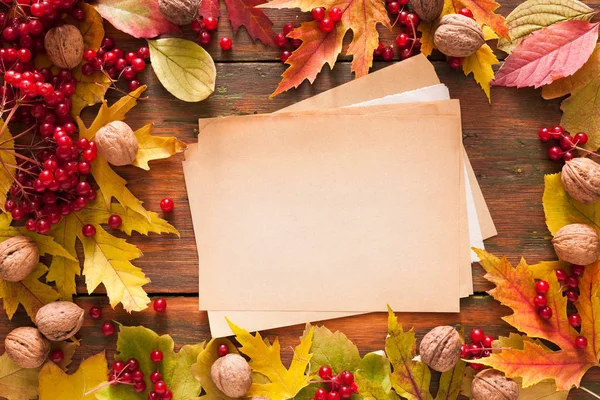 Herbstblätter und Beeren auf Holzgrund — Stockfoto
