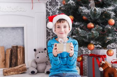 Yakışıklı Santa şapka çıkartıyorum Noel hediyesi