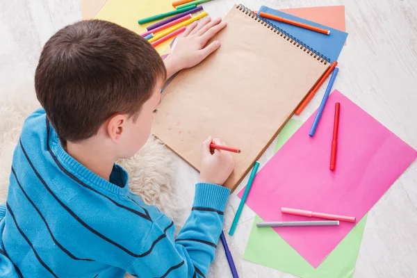 Lindo chico dibujar, escribir carta a santa, esperar a Navidad — Foto de Stock