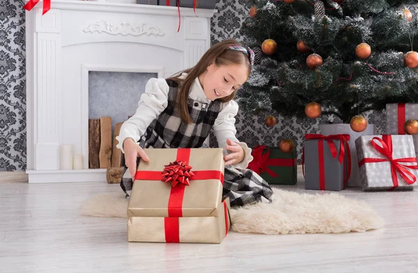 Красива дівчина розгортає різдвяні подарунки — стокове фото