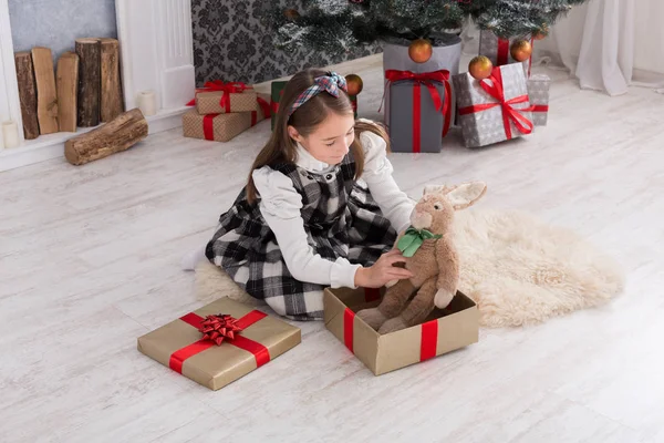 Linda chica feliz con regalos de Navidad de juguete —  Fotos de Stock