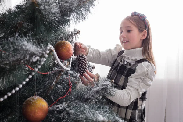 Linda niña decorar gran árbol de Navidad —  Fotos de Stock