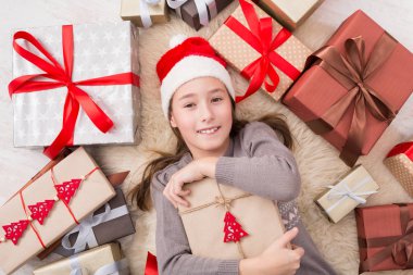 Noel hediye kutuları ve hediyeler, üstten görünüm ile mutlu çocuk