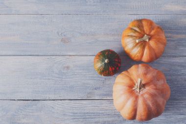 Kopya alanı mavi ahşap zemin üzerine kabaklar