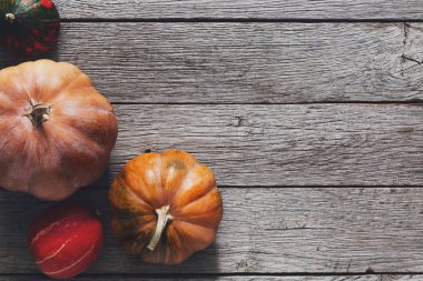 Kopya alanı gri ahşap zemin üzerine kabaklar