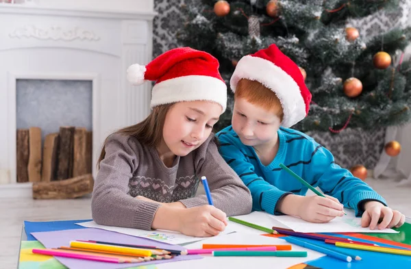 Kinder schreiben Brief an den Weihnachtsmann, warten auf Weihnachten — Stockfoto