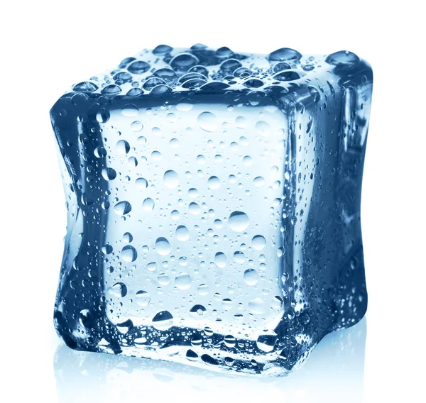 Cubo di ghiaccio trasparente con riflessione su sfondo bianco isolato — Foto Stock