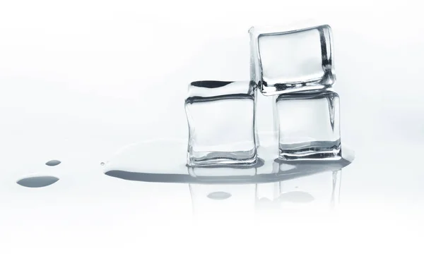 Derretimiento de cubitos de hielo con reflexión sobre el blanco . — Foto de Stock