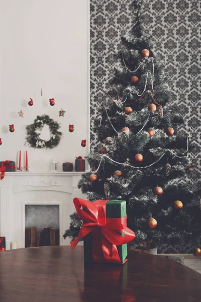 Regalo de Navidad en el fondo de la habitación decorada, concepto de vacaciones —  Fotos de Stock
