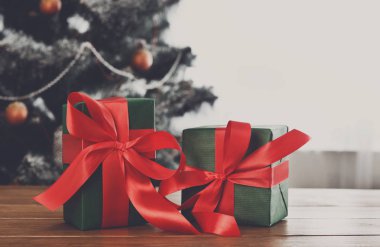 Noel hediyeleri dekore edilmiş ağaç arka planda, tatil kavramı