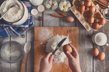 Rustik ahşap zemin üzerine hamur üstten görünüm yapma