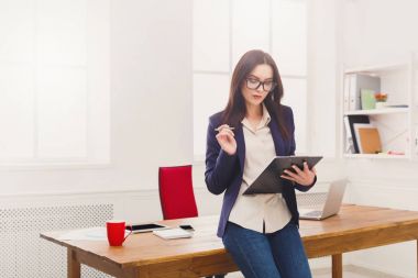 İş kadını ofiste notlar aşağı yazma