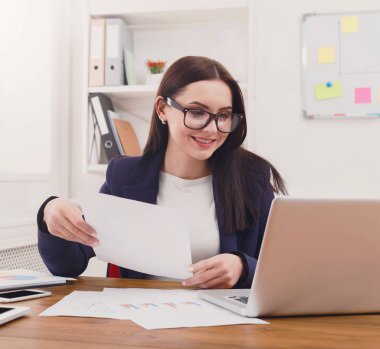 İş kadını okuma belgeyi office masaüstü