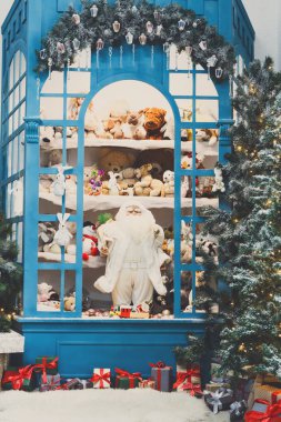 Noel geliyor. Süslü çam ağaçları ve arka plan sunar