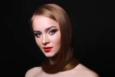 Siyah arka plan, moda çekim güzellik modeli