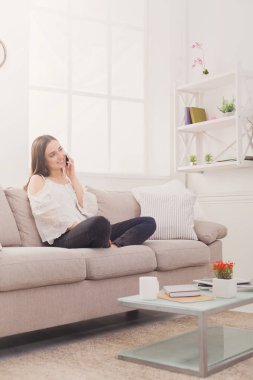 Mobil telefonda konuşurken gülümseyen kadın
