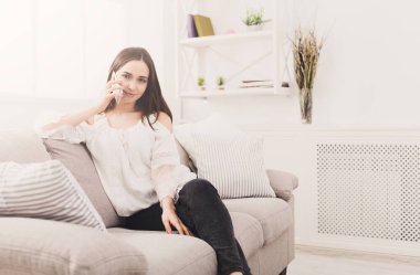 Gülümseyen kız cep telefonu üzerinde arama