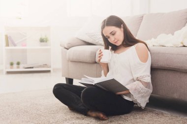 Kitap okuyan genç bir kadın.