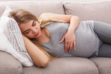 Düşünceli hamile kadın çocuğu hayal ediyor.