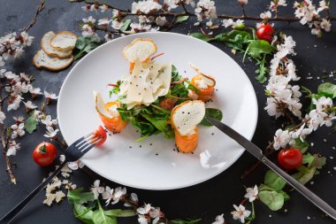 Siyah arka plan üzerine beyaz plaka restoran yemek