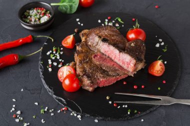 Karanlık plaka, closeup üzerinde nadir kaburga eti