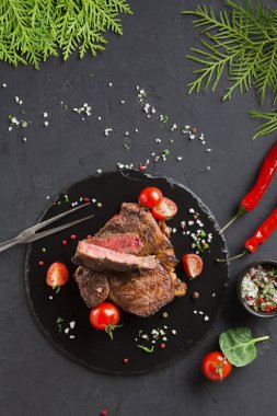 Karanlık plaka üzerinde nadir kaburga eti.