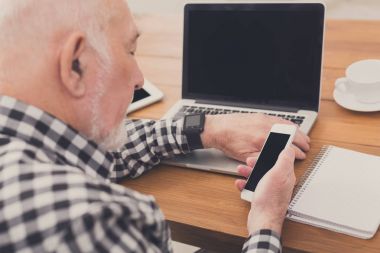 Komuta sizde Smartphone mockup kullanarak