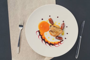 Kavrulmuş kaz ciğeri tarihi meyve ve elma ile