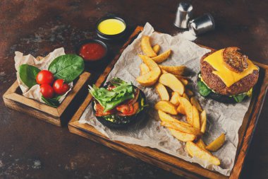 Hamburger menü üzerinde ahşap tepsi üstten görünüm götürün