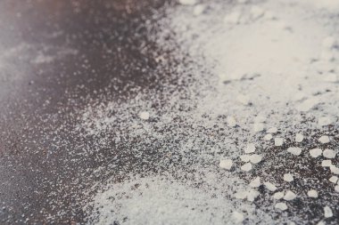 Dağınık tuz ve biber koyu arka plan üzerinde