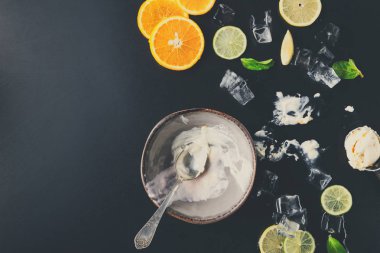 Boş kase dondurma siyah arka plan üzerine