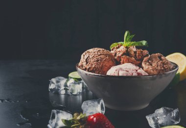 Porsiyon meyve siyah ile dondurma kaşık toz