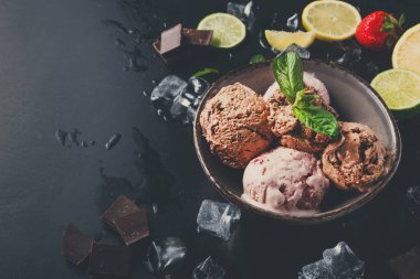 Porsiyon meyve siyah ile dondurma kaşık toz