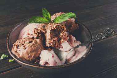 Porsiyon meyve ahşap üzerine dondurma kaşık toz