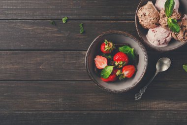 Dondurma ve ahşap üzerine çilek bölümünü