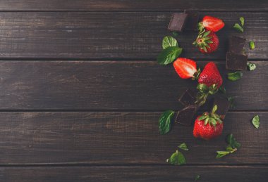 Rustik masada çikolata ile taze çilek