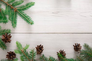 Noel ağacı dalları arka planda