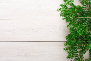 Noel ağacı dalları arka planda