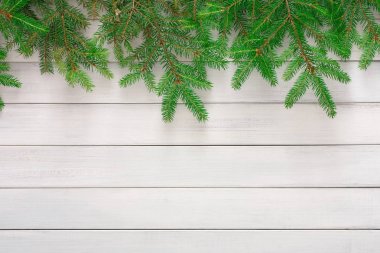 Noel ağacı dalları arka planda