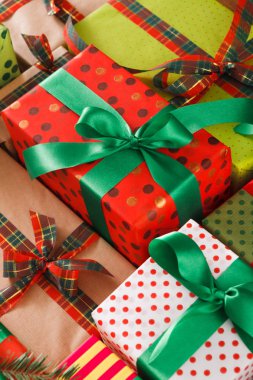 Renkli kağıt modern el yapımı hediyeler kırmızı, yeşil saten şerit yay ile dekore edilmiştir. Kırpma, portre