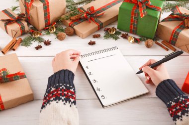 Beyaz ahşap masa arka plan üzerinde Noel dilek listesi